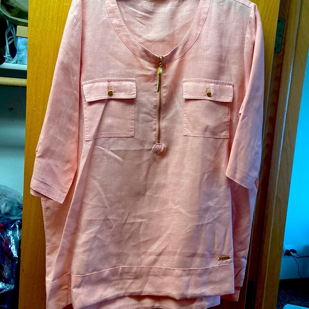 Ladies linen long shirt with gold buttons on sleeve and gold zip.